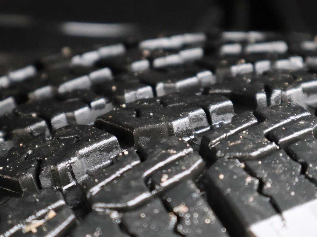 2021 Jeep Wrangler UNLIMITED SAHARA IN BRIGHT WHITE EQUIPPED WITH A 2.0L TURBO I4 , 4X4 , 8SPD TF AUTO , 4X4 , 18INCH RIMS , REMOTE START , NAV & S-4