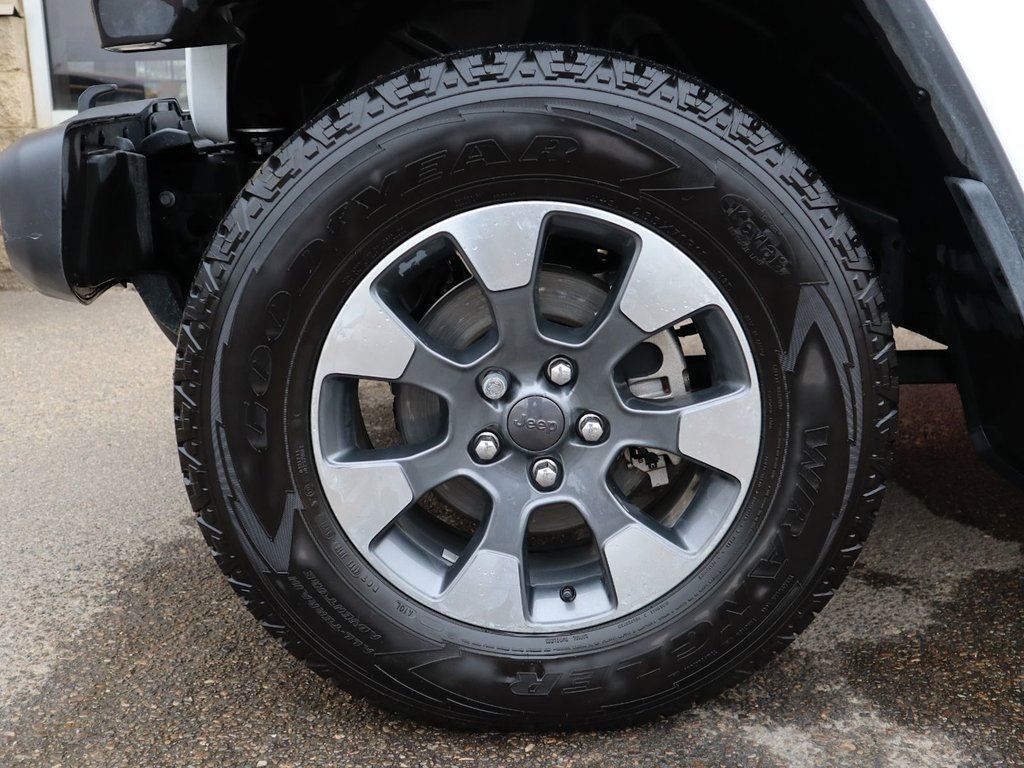 2021 Jeep Wrangler UNLIMITED SAHARA IN BRIGHT WHITE EQUIPPED WITH A 2.0L TURBO I4 , 4X4 , 8SPD TF AUTO , 4X4 , 18INCH RIMS , REMOTE START , NAV & S-3