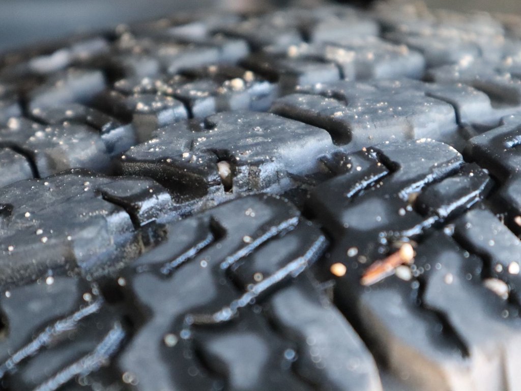 2023 Jeep Wrangler SAHARA IN FIRECRACKER RED EQUIPPED WITH A 3.6L V6 W/ETORQUE , 4X4 , 8SPD TF AUTO , HARDTOP , SIDE STEPS , LSD , LED LIGHTING , T-5