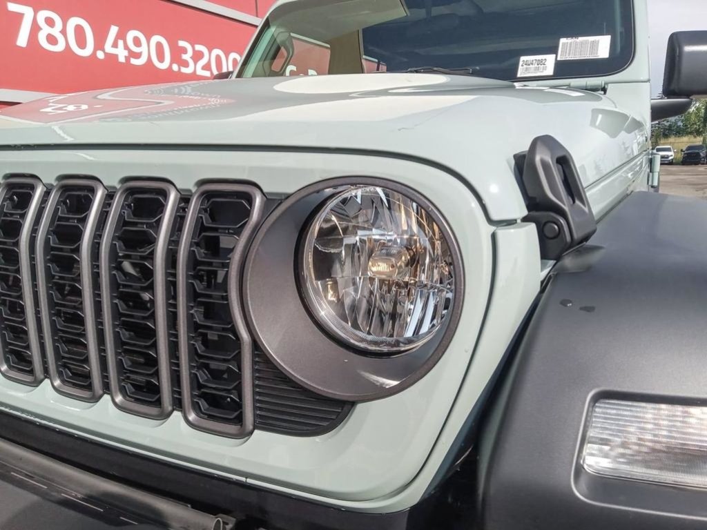 2024 Jeep Wrangler SPORT IN EARL GREY EQUIPPED WITH A 3.6L V6 , 4X4 , 8SPD TF AUTO , MODULAR HARDTOP , BACKUP CAM , AUTO LIGHTS , PUSH START , DUAL-7
