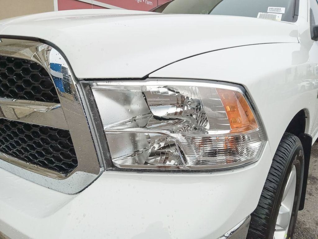 2024 Ram 1500 Classic TRADESMAN IN BRIGHT WHITE EQUIPPED WITH A 5.7L HEMI V8 , 4X4 , 8SPD TF AUTO , SXT PCKG , BACKUP CAM , AUTO LIGHTS , AC , CRUISE-7