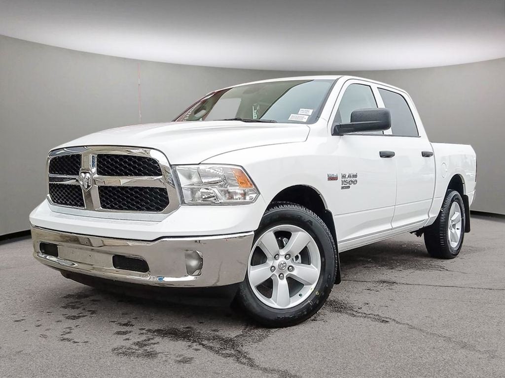 2024 Ram 1500 Classic TRADESMAN IN BRIGHT WHITE EQUIPPED WITH A 5.7L HEMI V8 , 4X4 , 8SPD TF AUTO , SXT PCKG , BACKUP CAM , AUTO LIGHTS , AC , CRUISE-0