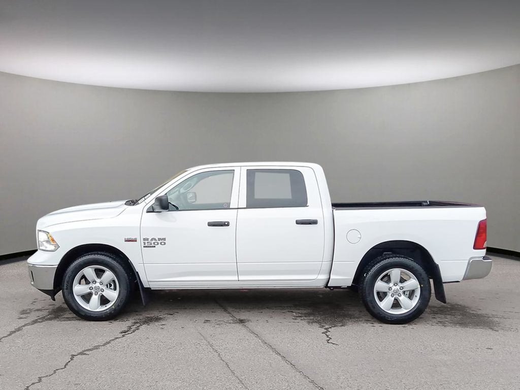 2024 Ram 1500 Classic TRADESMAN IN BRIGHT WHITE EQUIPPED WITH A 5.7L HEMI V8 , 4X4 , 8SPD TF AUTO , SXT PCKG , BACKUP CAM , AUTO LIGHTS , AC , CRUISE-2