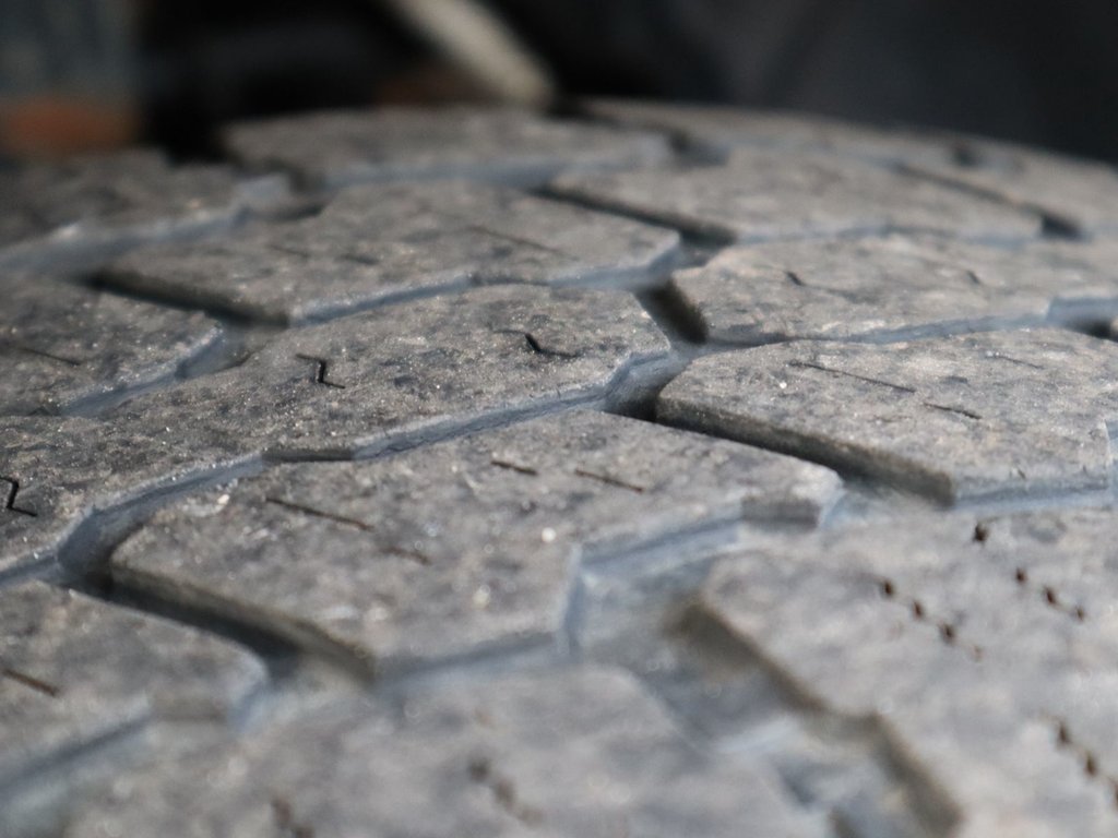 2017 Ram 1500 SPORT IN BRILLIANT BLACK EQUIPPED WITH A 5.7L HEMI V8 , 4X4 , 8SPD TF AUTO , BACKUP CAM , 121L TANK , SUNROOF , BLACK PCKG , 20I-5