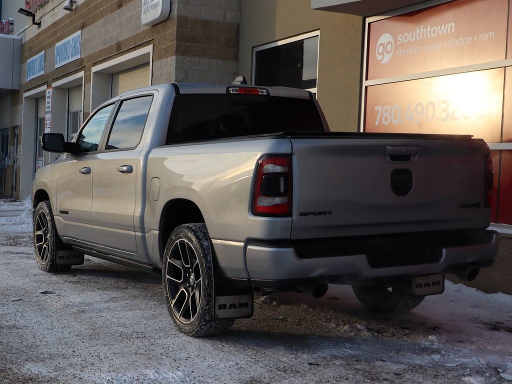 2020 Ram 1500 SPORT IN BILLET METALLIC EQUIPPED WITH A 5.7L HEMI V8 , 4X4 , 8SPD AUTO , 22INCH RIMS , SPORT HOOD , PWR RUNNING BOARDS , 125L T-7