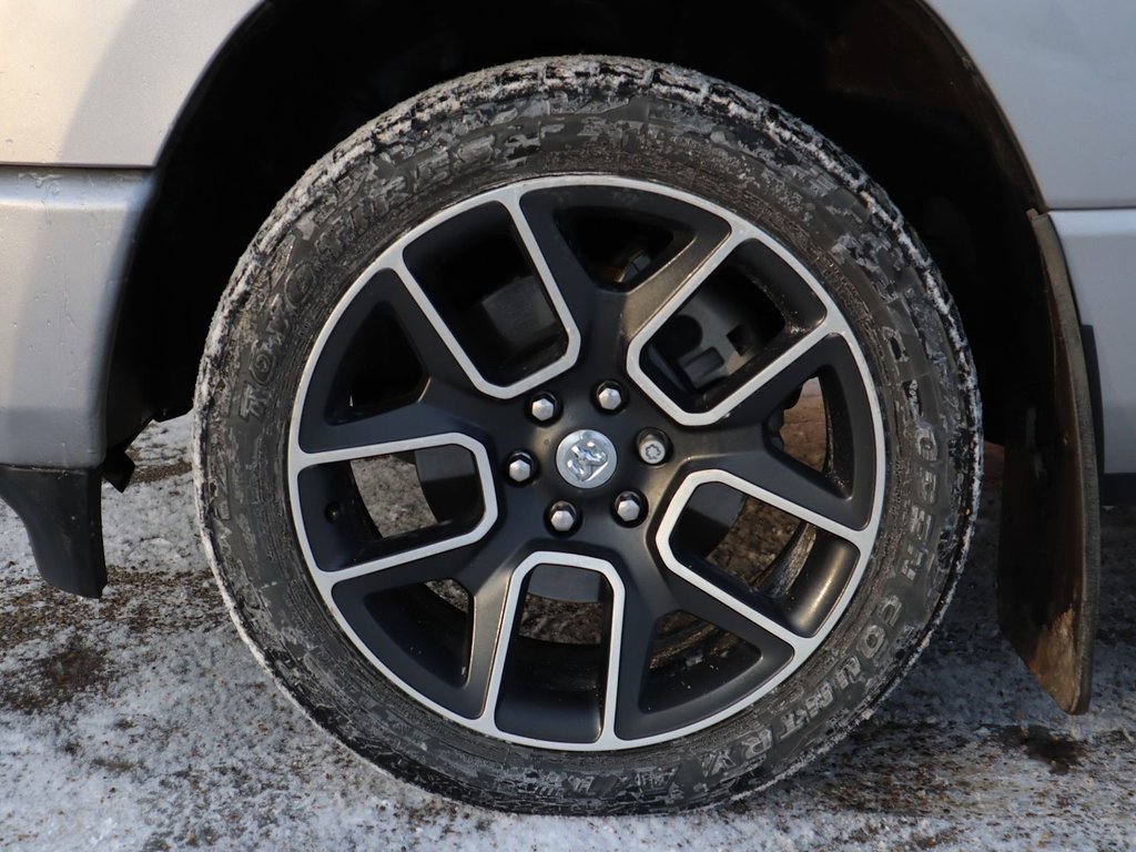 2020 Ram 1500 SPORT IN BILLET METALLIC EQUIPPED WITH A 5.7L HEMI V8 , 4X4 , 8SPD AUTO , 22INCH RIMS , SPORT HOOD , PWR RUNNING BOARDS , 125L T-4