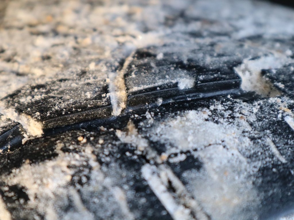 2020 Ram 1500 SPORT IN BILLET METALLIC EQUIPPED WITH A 5.7L HEMI V8 , 4X4 , 8SPD AUTO , 22INCH RIMS , SPORT HOOD , PWR RUNNING BOARDS , 125L T-5