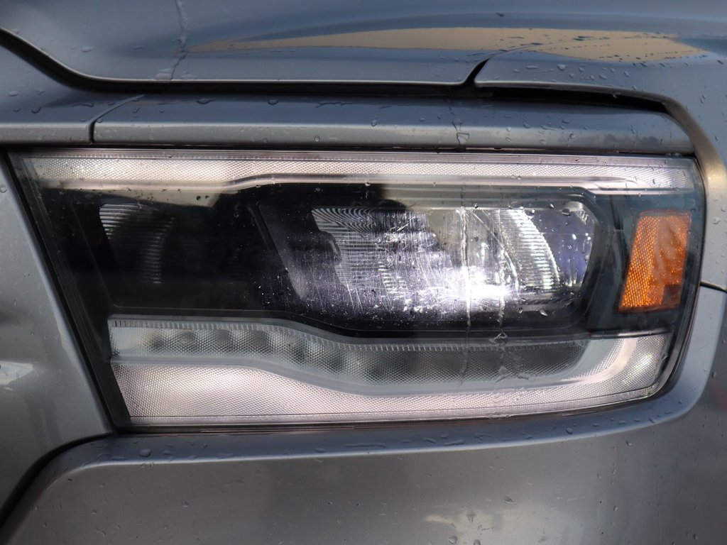 2020 Ram 1500 SPORT IN BILLET METALLIC EQUIPPED WITH A 5.7L HEMI V8 , 4X4 , 8SPD AUTO , 22INCH RIMS , SPORT HOOD , PWR RUNNING BOARDS , 125L T-3