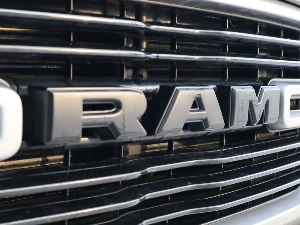 2020 Ram 1500 SPORT IN BILLET METALLIC EQUIPPED WITH A 5.7L HEMI V8 , 4X4 , 8SPD AUTO , 22INCH RIMS , SPORT HOOD , PWR RUNNING BOARDS , 125L T-2