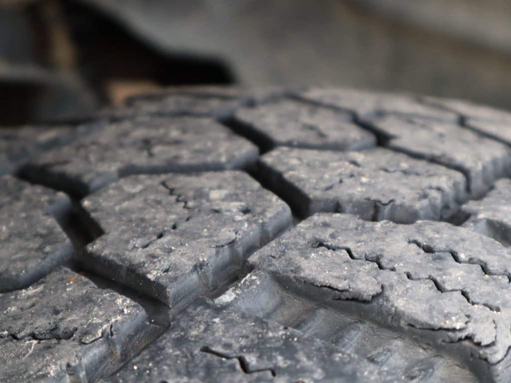 2022 Ram 1500 SPORT IN GRANITE METALLIC EQUIPPED WITH A 5.7L HEMI V8 , 4X4 , 8SPD AUTO , SPORT HOOD , SIDE STEPS , TRI FOLD TONNEAU , LVL 2 EQ-5