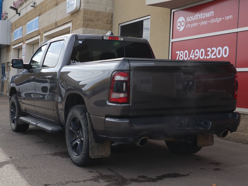 2022 Ram 1500 SPORT IN GRANITE METALLIC EQUIPPED WITH A 5.7L HEMI V8 , 4X4 , 8SPD AUTO , SPORT HOOD , SIDE STEPS , TRI FOLD TONNEAU , LVL 2 EQ-7