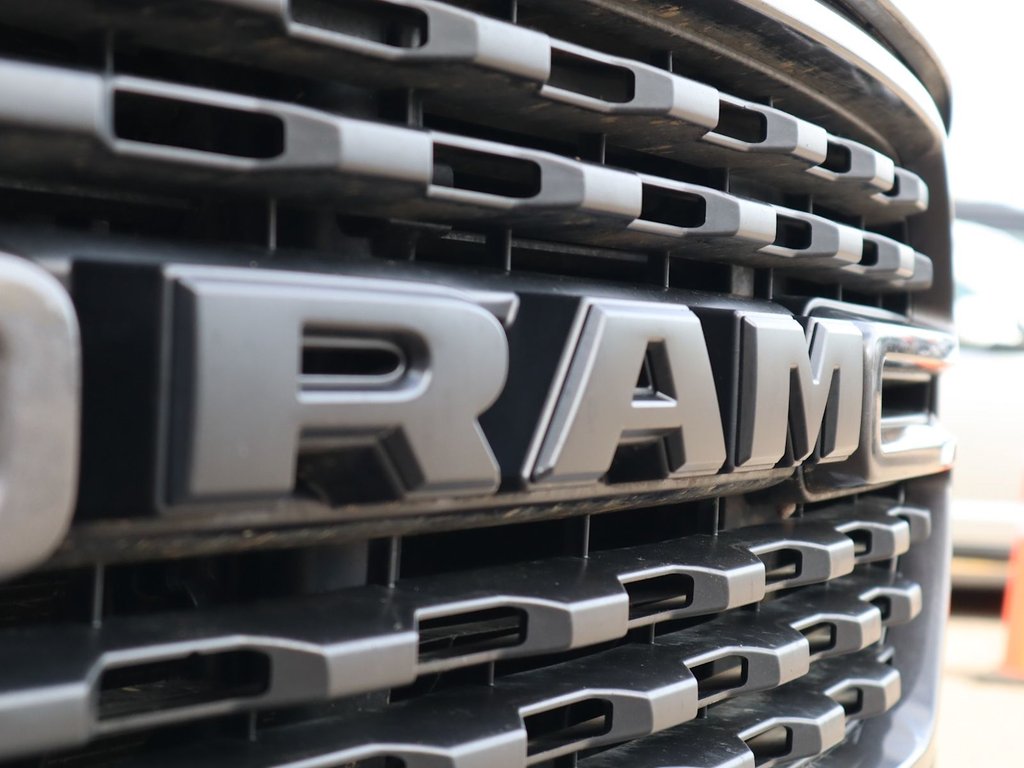 2022 Ram 1500 SPORT IN GRANITE METALLIC EQUIPPED WITH A 5.7L HEMI V8 , 4X4 , 8SPD AUTO , SPORT HOOD , SIDE STEPS , TRI FOLD TONNEAU , LVL 2 EQ-2