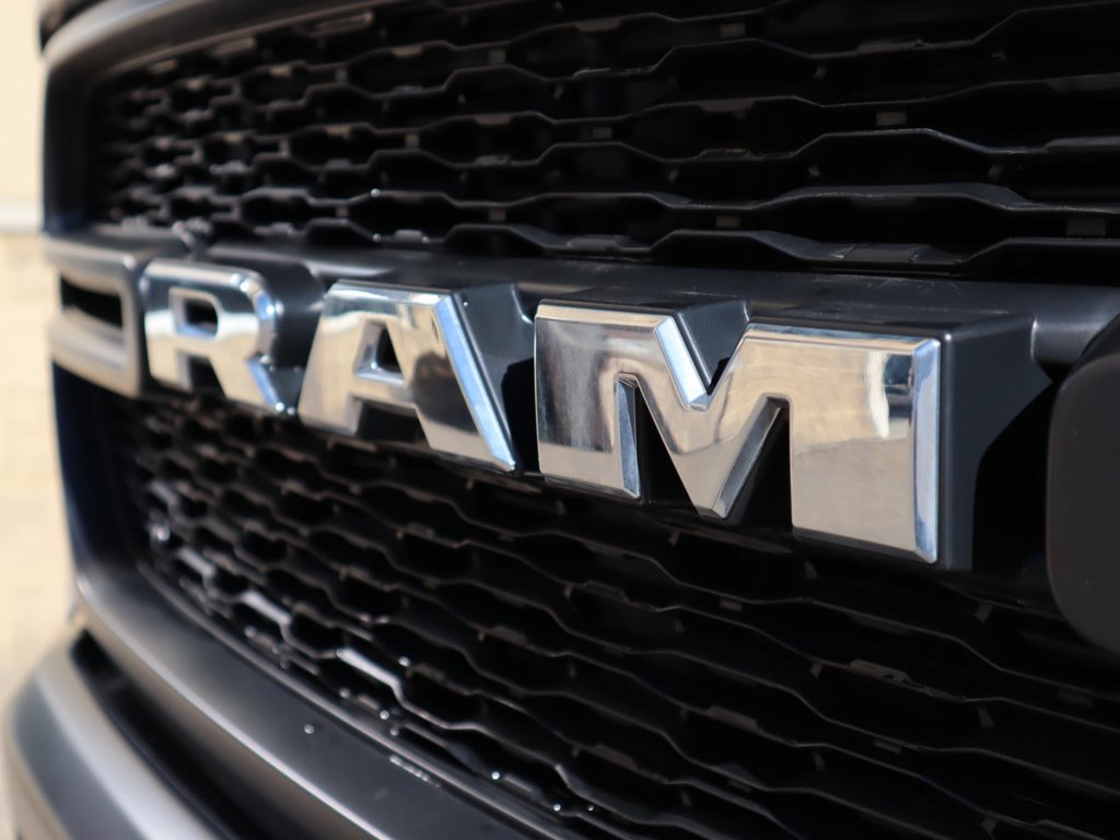 2023 Ram 1500 TRADESMAN IN BRIGHT WHITE EQUIPPED WITH A 5.7LHEMI V8 W/ETORQUE , 4X4 , 8SPD AUTO , CLASS IV HITCH RECEIVER , ANTI SPIN DIFF , 3-2