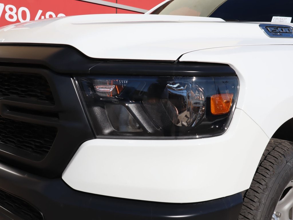 2023 Ram 1500 TRADESMAN IN BRIGHT WHITE EQUIPPED WITH A 5.7LHEMI V8 W/ETORQUE , 4X4 , 8SPD AUTO , CLASS IV HITCH RECEIVER , ANTI SPIN DIFF , 3-3