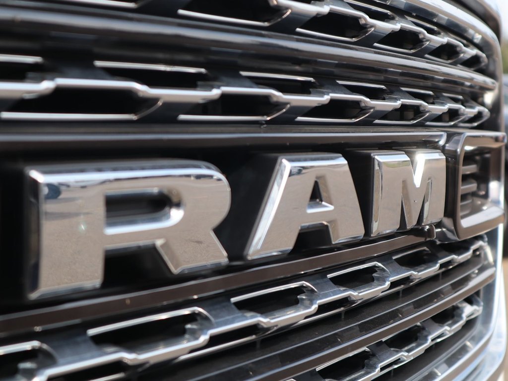 2023 Ram 1500 LIMITED IN IVORY TRI COAT PEARL EQUIPPED WITH A 5.7L HEMI V8 , 8SPD AUTO , 4X4 , 22INCH POLISHED ALUMINIUM RIMS , PANORAMIC SUNR-2