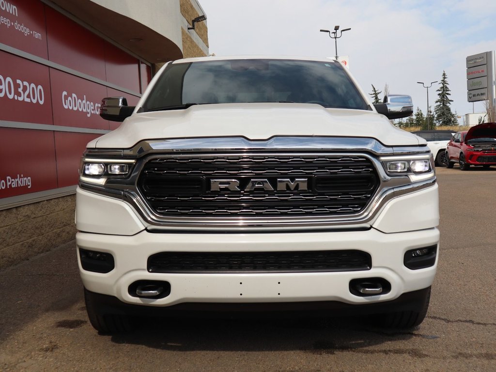 2023 Ram 1500 LIMITED IN IVORY TRI COAT PEARL EQUIPPED WITH A 5.7L HEMI V8 , 8SPD AUTO , 4X4 , 22INCH POLISHED ALUMINIUM RIMS , PANORAMIC SUNR-1