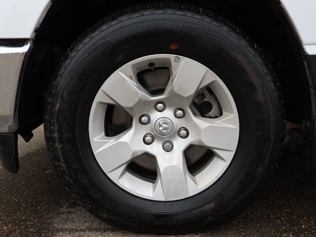 2023 Ram 1500 BIG HORN IN BRIGHT WHITE EQUIPPED WITH A 5.7L HEMI V8 W/ETORQUE , 4X4 , 8SPD AUTO , BIG HORN LVL 1 , BACKUP CAM , PUSH START , B-4