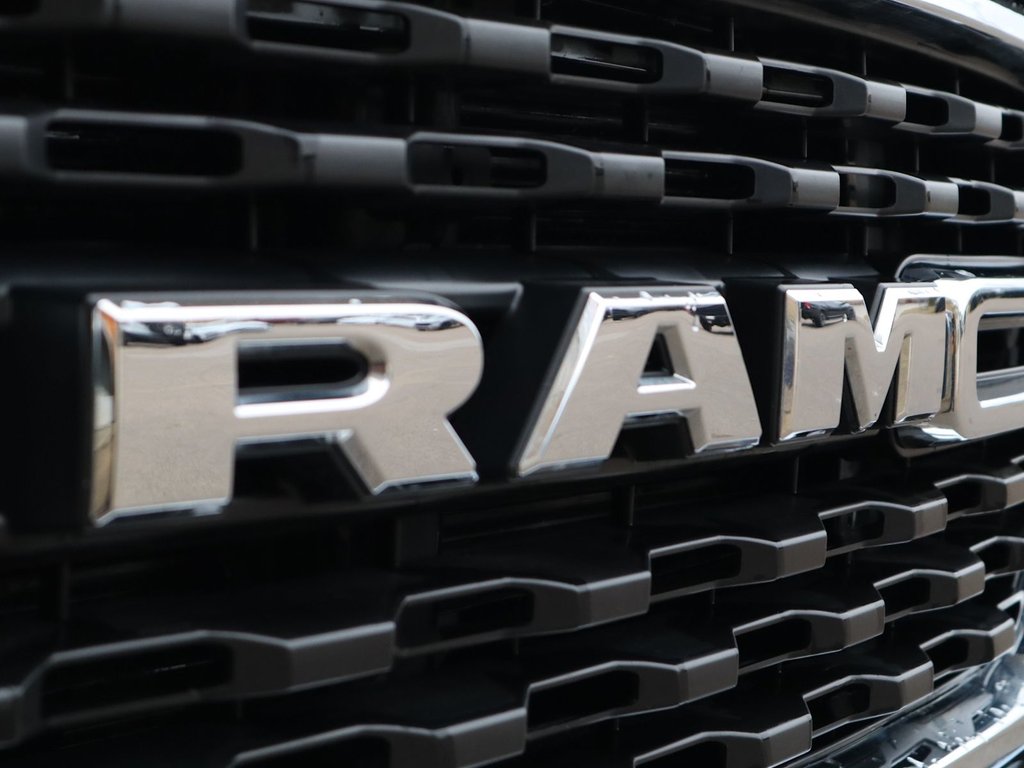 2023 Ram 1500 BIG HORN IN BRIGHT WHITE EQUIPPED WITH A 5.7L HEMI V8 W/ETORQUE , 4X4 , 8SPD AUTO , BIG HORN LVL 1 , BACKUP CAM , PUSH START , B-2