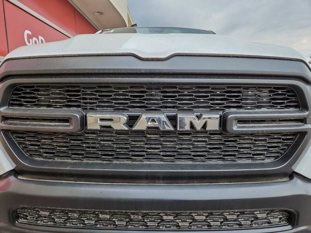 2023 Ram 1500 TRADESMAN IN BRIGHT WHITE EQUIPPED WITH A 5.7L HEMI V8 W/ETORQUE , 4X4 , 8SPD AUTO , TRADESMAN LVL 1 , HITCH RECEIVER , BACKUP C-6