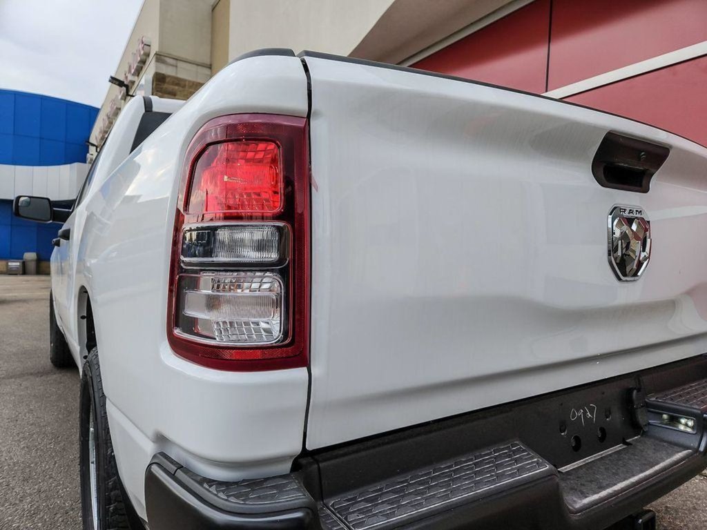 2023 Ram 1500 TRADESMAN IN BRIGHT WHITE EQUIPPED WITH A 5.7L HEMI V8 W/ETORQUE , 4X4 , 8SPD AUTO , TRADESMAN LVL 1 , HITCH RECEIVER , BACKUP C-7