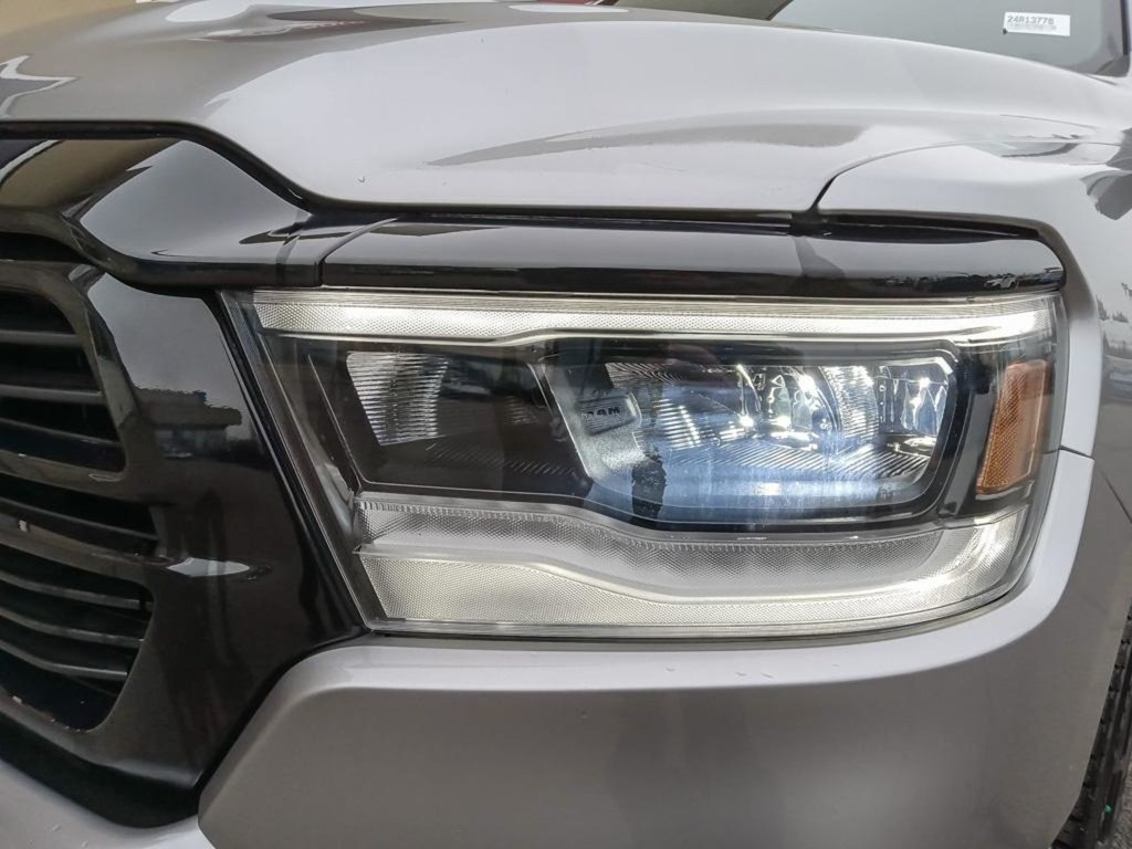 2024 Ram 1500 SPORT NIGHT EDITION IN BILLET SILVER EQUIPPED WITH A 5.7L HEMI V8 W/ETORQUE , 4X4 , 8SPD AUTO , BSM/RCPD , 125L TANK , SPORT HOO-7