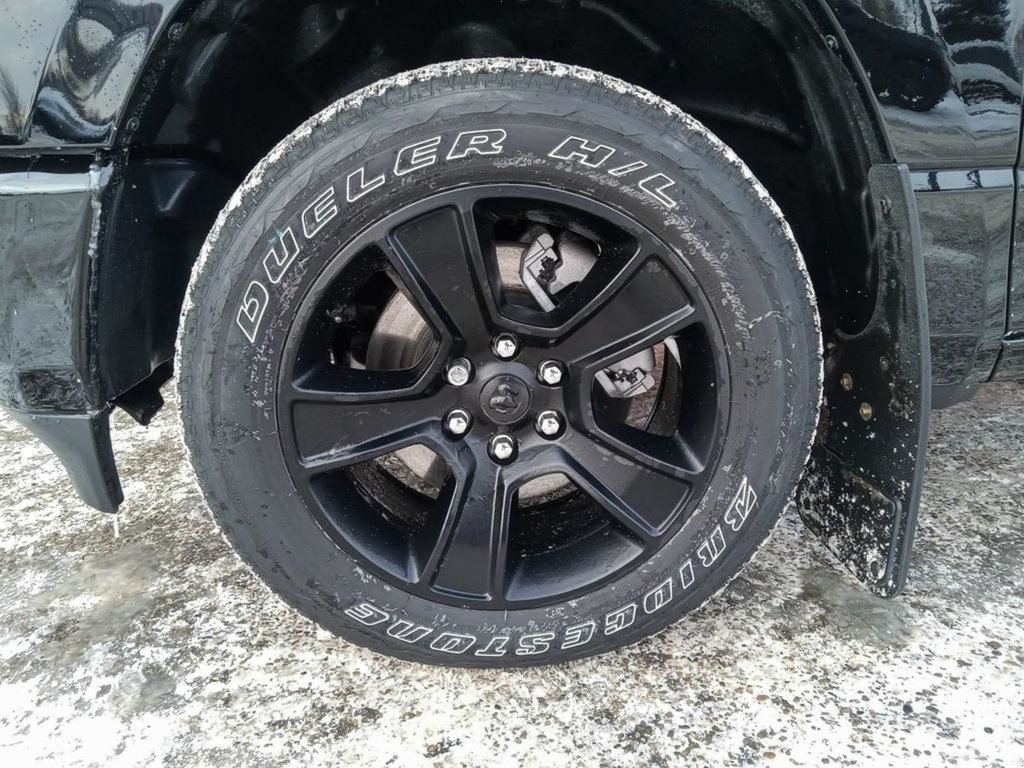 2024 Ram 1500 SPORT IN DIAMOND BLACK EQUIPPED WITH A 5.7L HEMI V8 W/ETORQUE , 4X4 , 8SPD AUTO , 125L TANK , SPORT HOOD , PANORAMIC SUNROOF , R-5