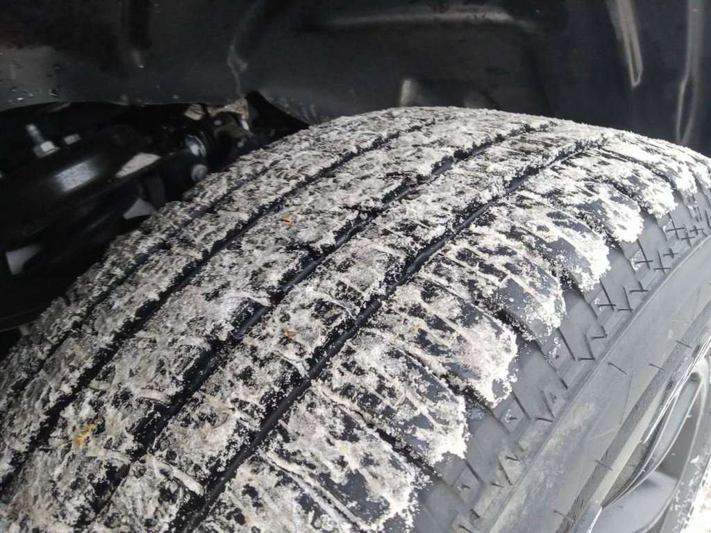 2024 Ram 1500 SPORT IN DIAMOND BLACK EQUIPPED WITH A 5.7L HEMI V8 W/ETORQUE , 4X4 , 8SPD AUTO , 125L TANK , SPORT HOOD , PANORAMIC SUNROOF , R-6