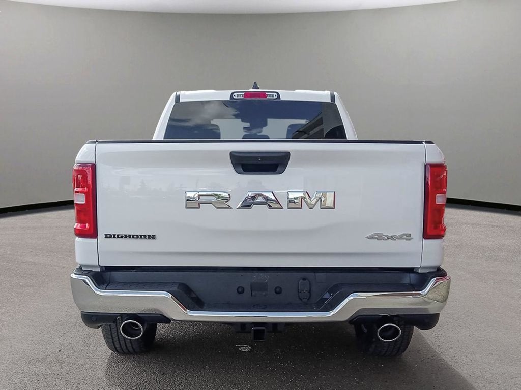 2025 Ram 1500 BIG HORN IN BRIGHT WHITE EQUIPPED WITH A 3.0L HURRICANE TWIN TURBO I6 , 4X4 , 8SPD AUTO , TRAILER BRAKE CONTROL , PROTECTION GRO-4