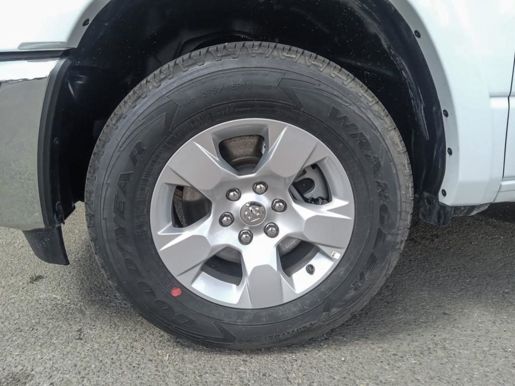 2025 Ram 1500 BIG HORN IN BRIGHT WHITE EQUIPPED WITH A 3.0L HURRICANE TWIN TURBO I6 , 4X4 , 8SPD AUTO , TRAILER BRAKE CONTROL , PROTECTION GRO-5