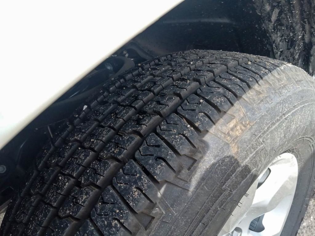 2025 Ram 1500 BIG HORN SPORT IN BRIGHT WHITE EQUIPPED WITH A 3.0L TWIN TURBO , 4X4 , 8SPD AUTO , PANORAMIC SUNROOF , 125L TANK , TONNEAU , BIG-6