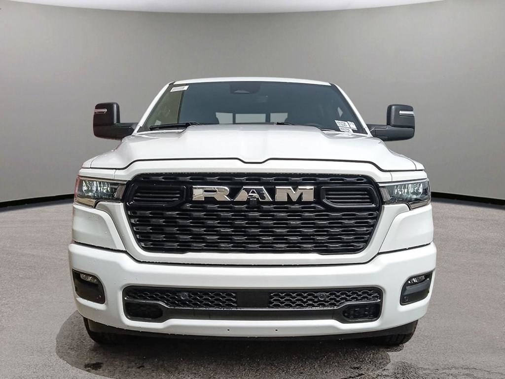 2025 Ram 1500 BIG HORN SPORT IN BRIGHT WHITE EQUIPPED WITH A 3.0L TWIN TURBO , 4X4 , 8SPD AUTO , PANORAMIC SUNROOF , 125L TANK , TONNEAU , BIG-1