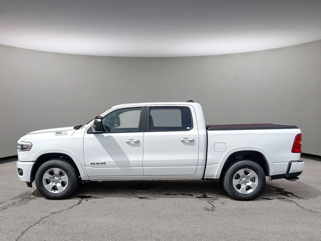 2025 Ram 1500 BIG HORN SPORT IN BRIGHT WHITE EQUIPPED WITH A 3.0L TWIN TURBO , 4X4 , 8SPD AUTO , PANORAMIC SUNROOF , 125L TANK , TONNEAU , BIG-2