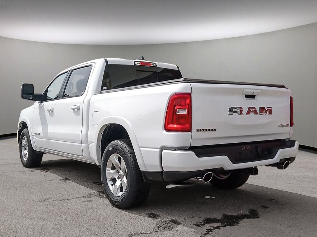 2025 Ram 1500 BIG HORN SPORT IN BRIGHT WHITE EQUIPPED WITH A 3.0L TWIN TURBO , 4X4 , 8SPD AUTO , PANORAMIC SUNROOF , 125L TANK , TONNEAU , BIG-3