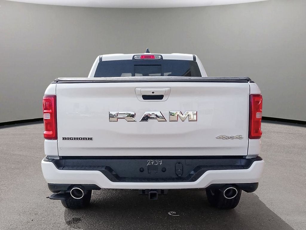 2025 Ram 1500 BIG HORN SPORT IN BRIGHT WHITE EQUIPPED WITH A 3.0L TWIN TURBO , 4X4 , 8SPD AUTO , PANORAMIC SUNROOF , 125L TANK , TONNEAU , BIG-4