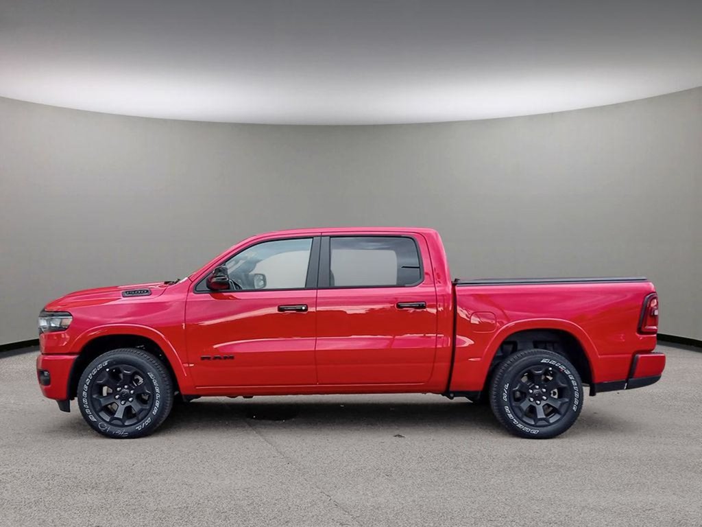 2025 Ram 1500 BIG HORN NIGHT EDITION IN FLAME RED EQUIPPED WITH A 3.0L TWIN TURBO I6 , 4X4 , 8SPD AUTO , TONNEAU , TRAILER BRAKE , BIG HORN LV-2