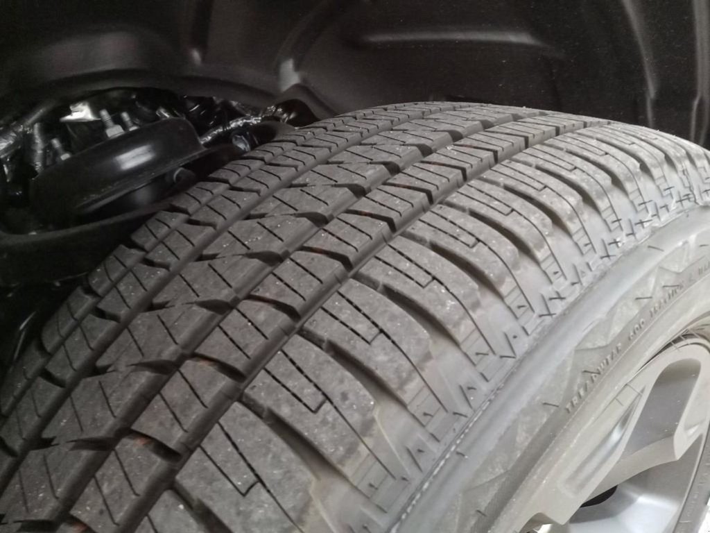 2025 Ram 1500 BIG HORN NIGHT EDITION IN FLAME RED EQUIPPED WITH A 3.0L TWIN TURBO I6 , 4X4 , 8SPD AUTO , TONNEAU , TRAILER BRAKE , BIG HORN LV-6