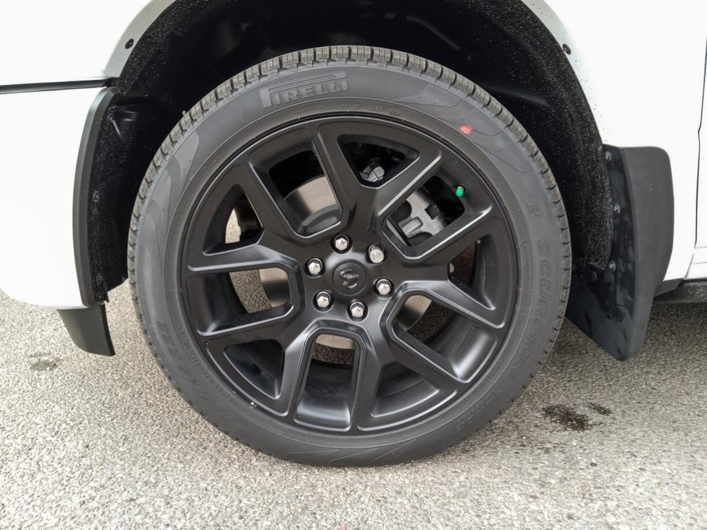 2025 Ram 1500 LARAMIE IN BRIGHT WHITE EUQIPPED WITH A 3.0L TWIN TUBRO I6 , 4X4 , 8SPD AUTO , HANDS FREE DRIVING ASSIST , AIR SUSPENSION , 125L-5