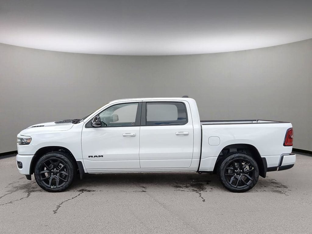 2025 Ram 1500 SPORT IN BRIGHT WHITE EQUIPPED WITH A 3.0L TWIN TURBO HURRICANE I6 , 4X4 , 8SPD AUTO , SPORT HOOD , PANORAMIC SUNROOF , 22INCH A-2
