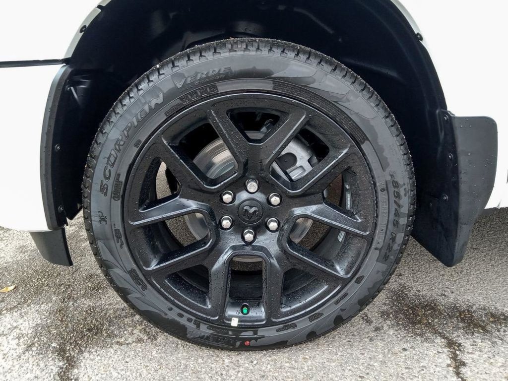 2025 Ram 1500 SPORT IN BRIGHT WHITE EQUIPPED WITH A 3.0L TWIN TURBO HURRICANE I6 , 4X4 , 8SPD AUTO , SPORT HOOD , PANORAMIC SUNROOF , 22INCH A-5