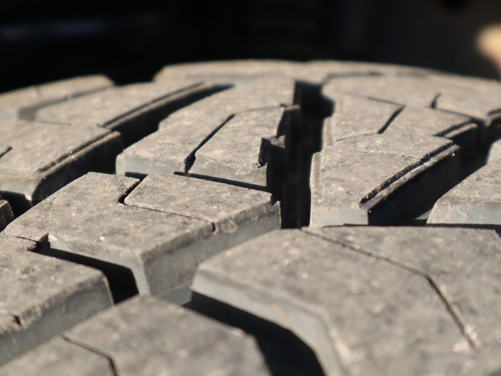 2019 Ram 2500 CREW CAB IN FLAME RED EQUIPPED WITH A 6.4L HEMI V8 , 4X4 , 8SPD AUTO , PROTECTION GROUP , 18INCH RIMS , 6SPEAKER AUDIO , AC-5