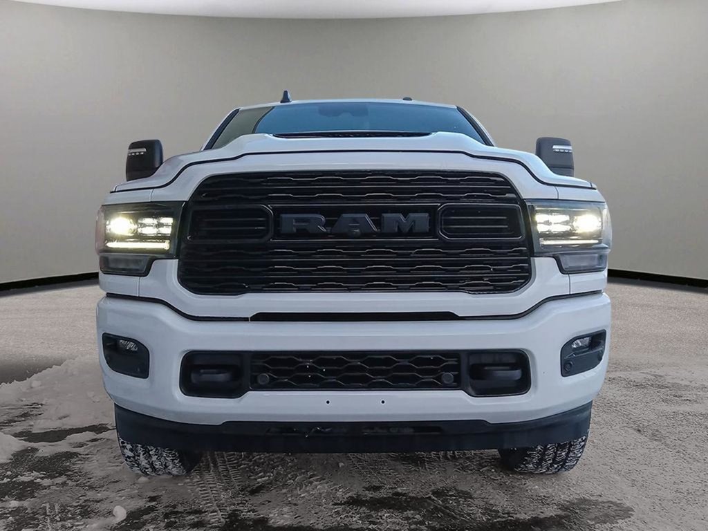 2024 Ram 2500 LIMITED NIGHT EDITION IN BRIGHT WHITE EQUIPPED WITH A 6.7L CUMMINS TURBO DIESEL , 4X4 , 6SPD AUTO , LIMITED LVL 1 , TONNEAU , SU-1