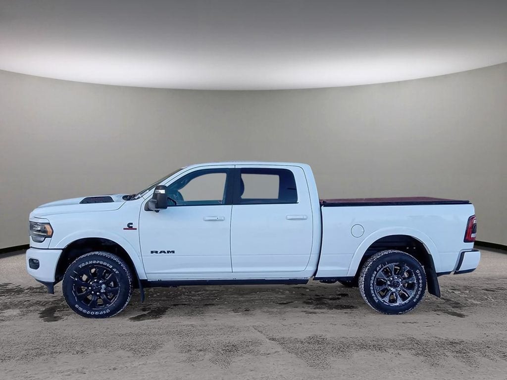 2024 Ram 2500 LIMITED NIGHT EDITION IN BRIGHT WHITE EQUIPPED WITH A 6.7L CUMMINS TURBO DIESEL , 4X4 , 6SPD AUTO , LIMITED LVL 1 , TONNEAU , SU-2