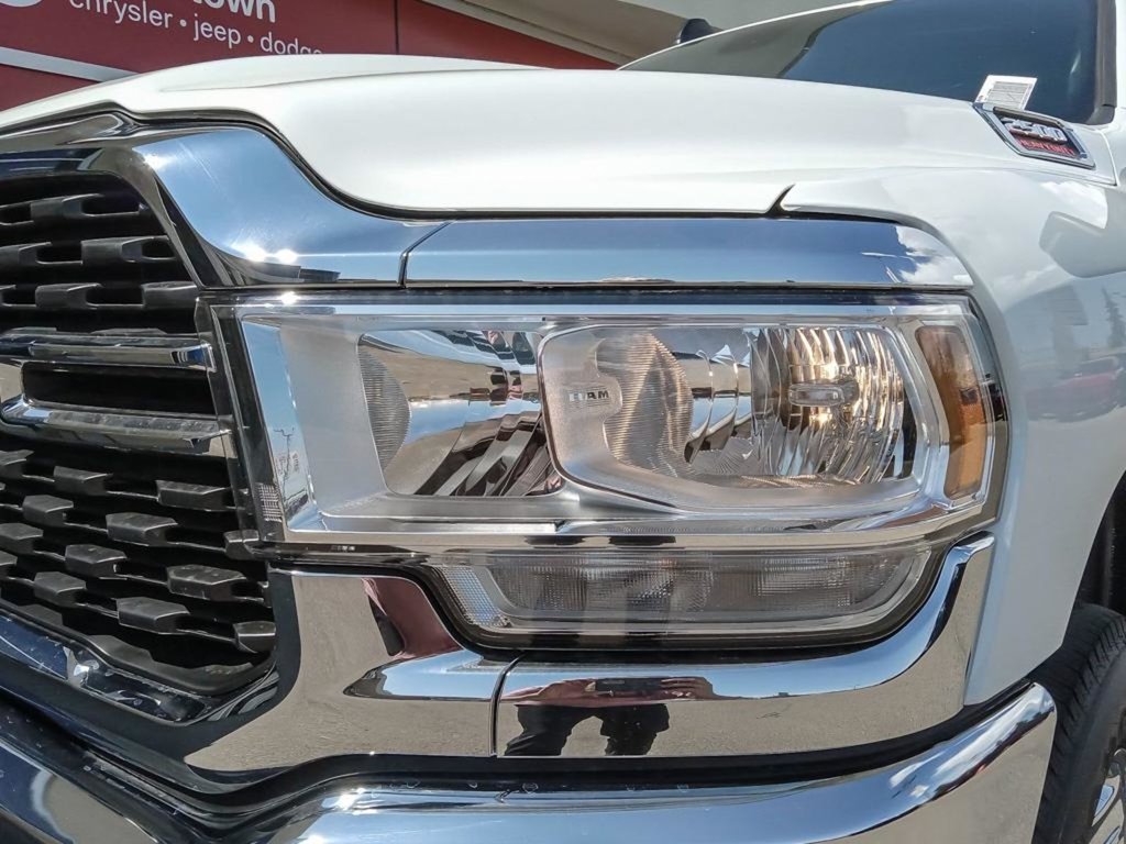 2024 Ram 2500 BIG HORN IN BRIGHT WHITE EQUIPPED WITH A 6.4L HEMI V8 , 4X4 , 8SPD AUTO , PROTECTION GROUP , PUSH START , HD SHOCKS , CLASS V HI-7