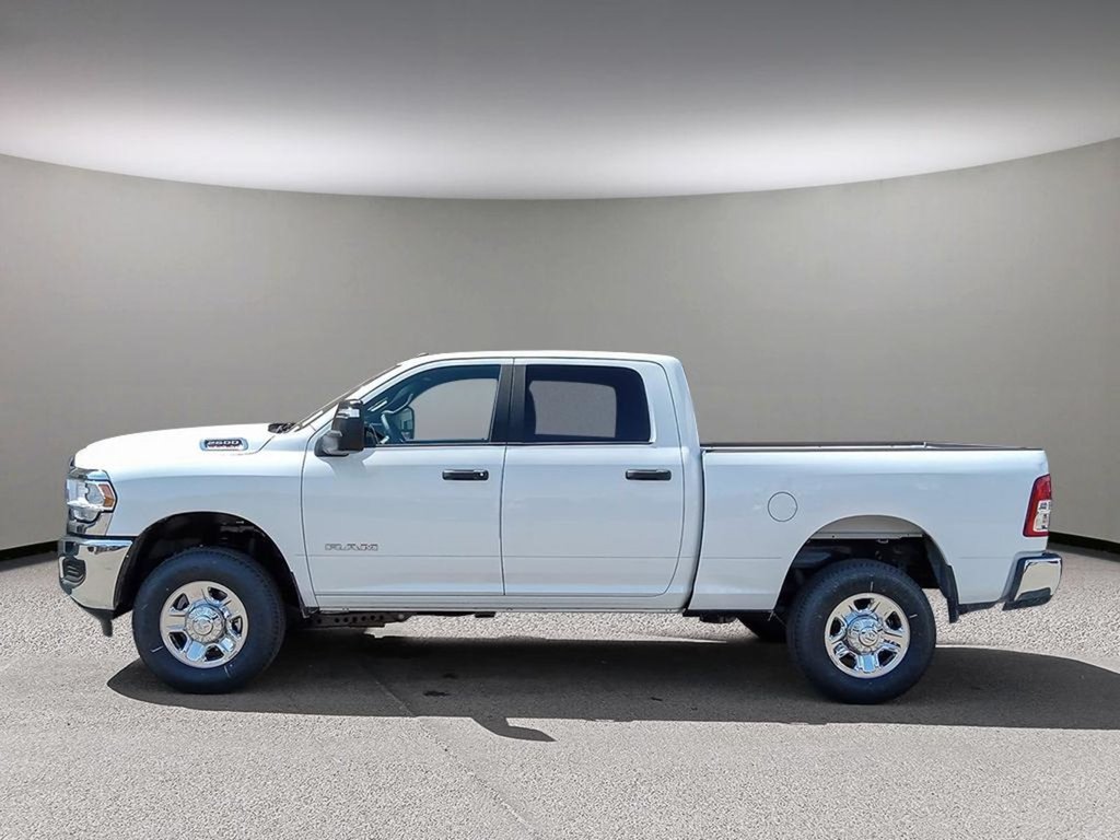 2024 Ram 2500 BIG HORN IN BRIGHT WHITE EQUIPPED WITH A 6.4L HEMI V8 , 4X4 , 8SPD AUTO , PROTECTION GROUP , PUSH START , HD SHOCKS , CLASS V HI-2