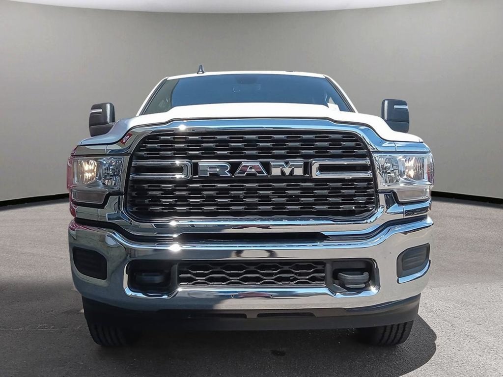 2024 Ram 2500 BIG HORN IN BRIGHT WHITE EQUIPPED WITH A 6.4L HEMI V8 , 4X4 , 8SPD AUTO , PROTECTION GROUP , PUSH START , HD SHOCKS , CLASS V HI-1