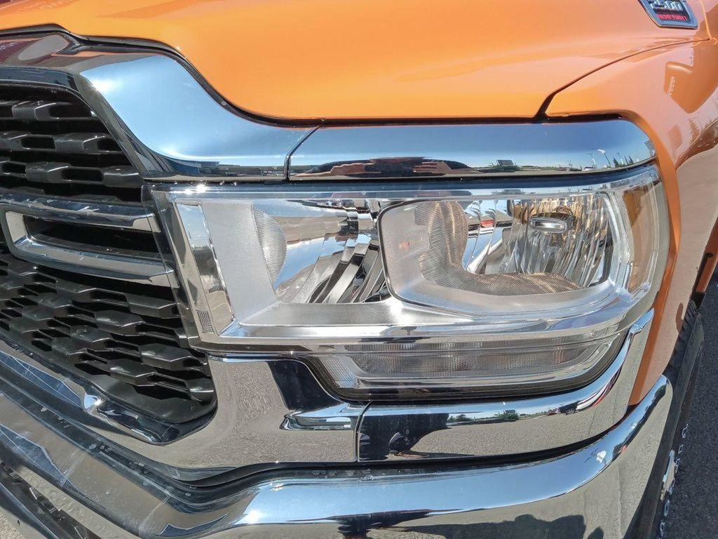 2024 Ram 2500 BIG HORN IN OMAHA ORANGE EQUIPPED WITH A 6.7L CUMMINS TURBO DIESEL I6 , 4X4 , 6SPD AUTO , 12INCH W/NAV , REMOTE START , ALPINE A-7