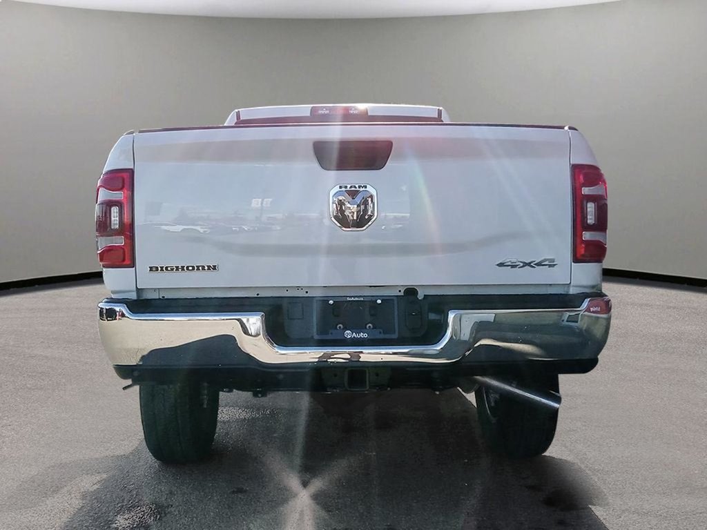 2024 Ram 2500 BIG HORN IN BRIGHT WHITE EQUIPPED WITH A 6.4L HEMI V8 , 4X4 , 8SPD AUTO , 18INCH RIMS , ALPINE UADIO , LVL 2 EQUIPMENT GROUP , O-4