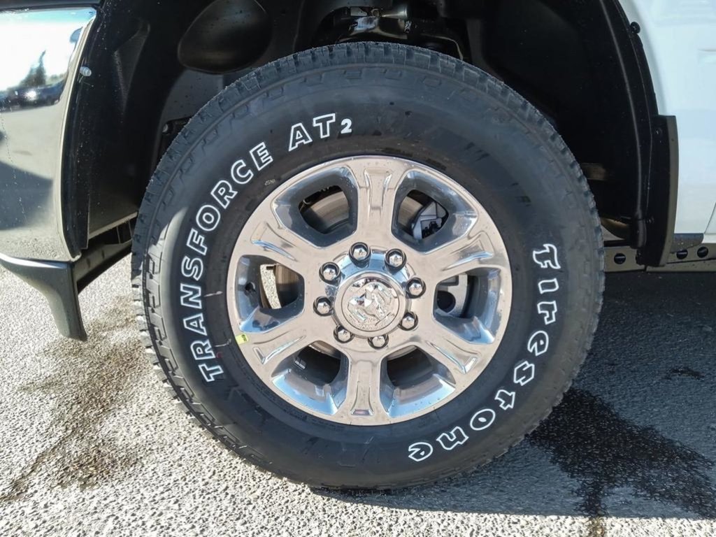 2024 Ram 2500 BIG HORN IN BRIGHT WHITE EQUIPPED WITH A 6.4L HEMI V8 , 4X4 , 8SPD AUTO , 18INCH RIMS , ALPINE UADIO , LVL 2 EQUIPMENT GROUP , O-5
