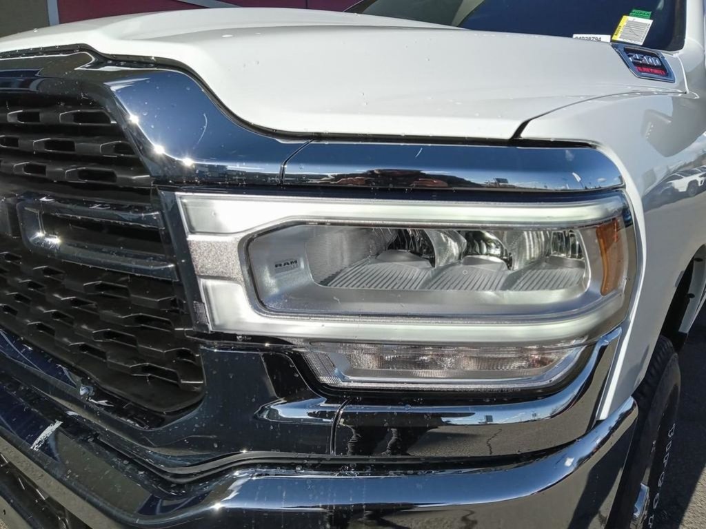2024 Ram 2500 BIG HORN IN BRIGHT WHITE EQUIPPED WITH A 6.4L HEMI V8 , 4X4 , 8SPD AUTO , 18INCH RIMS , ALPINE UADIO , LVL 2 EQUIPMENT GROUP , O-7
