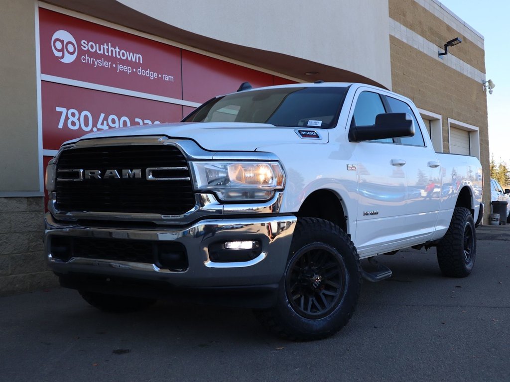 2020 Ram 3500 BIG HORN IN BRIGHT WHITE EQUIPPED WITH A 6.4L HEMI V8 , 4X4 , 8SPD AUTO , 18INCH RIMS , PROTECTION GROUP , PWR DRIVER SEAT , BAC-0